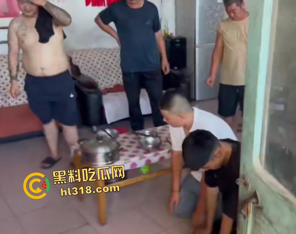 高一恶霸逼学生爷爷奶奶下跪磕头,孙子反击大骂,黑涩会加特林烟花狂喷,最后霸凌者被抓来跪地!-7