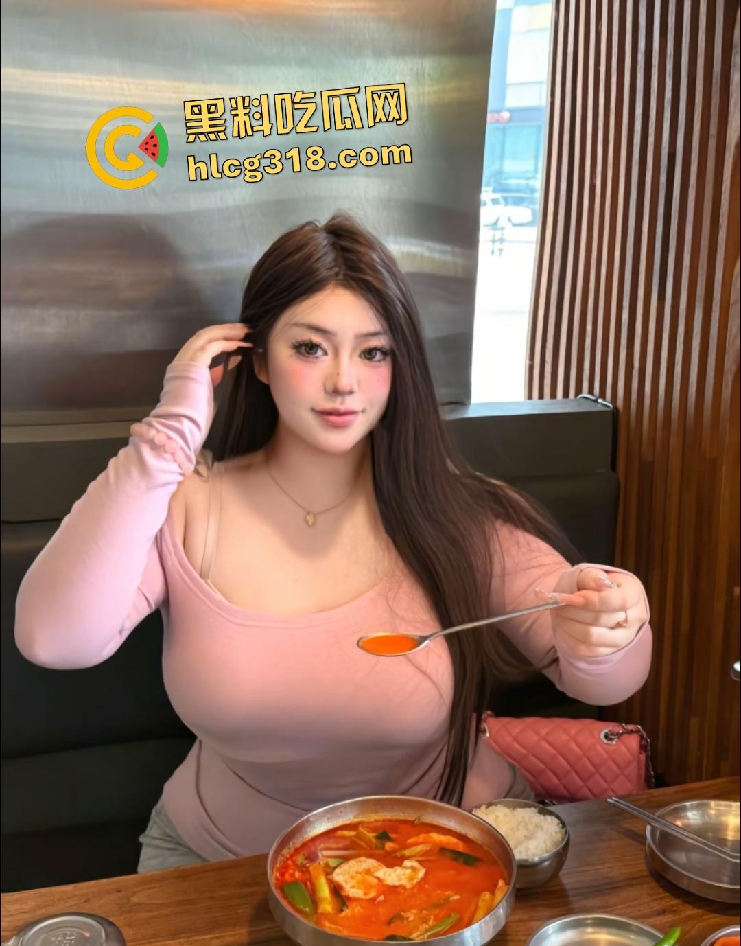 抖音【甜崽穎寶】骚母狗热衷露出多人玩法,屁股被当面包一样蹂躏!大体重肥猪还能展现一字马?-2