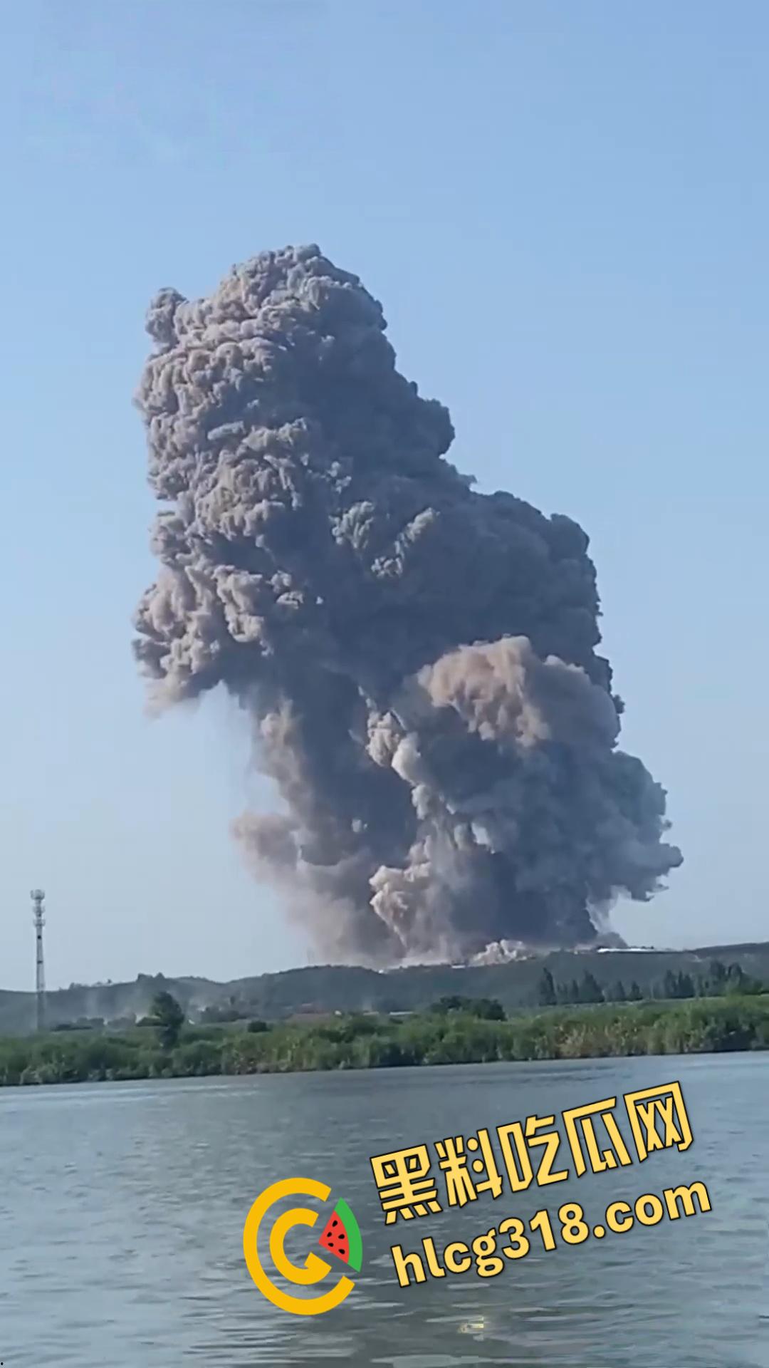 湖南常德临澧花炮厂发生爆炸,现场火光冲天蘑菇云升起,该厂曾因消防问题被罚,这回厂家可要破产咯 !-1