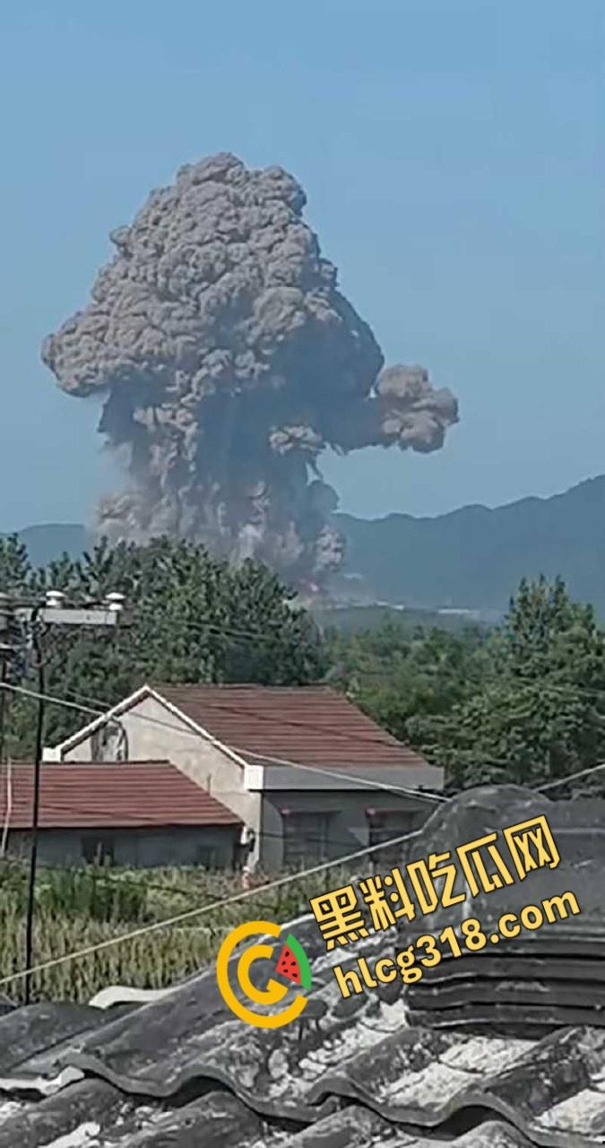 湖南常德临澧花炮厂发生爆炸,现场火光冲天蘑菇云升起,该厂曾因消防问题被罚,这回厂家可要破产咯 !-3