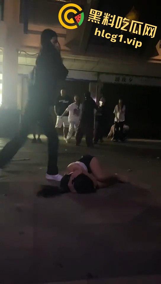 精神小妹吵架上演真狠人!一瓶爆头不解气,举起锤子还要补刀!-2