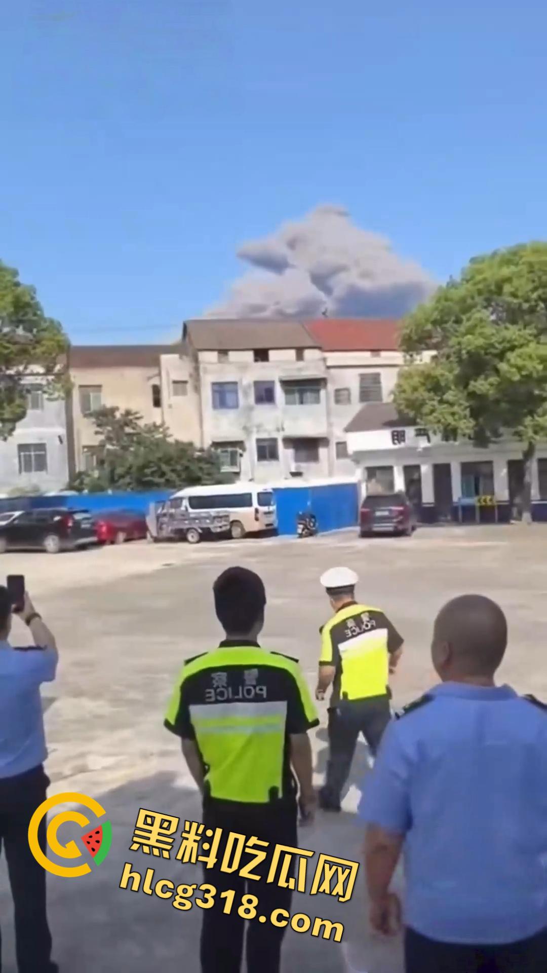 湖南常德临澧花炮厂发生爆炸,现场火光冲天蘑菇云升起,该厂曾因消防问题被罚,这回厂家可要破产咯 !-6