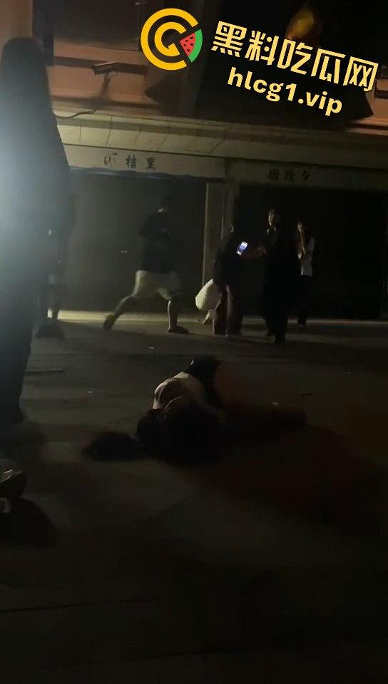 精神小妹吵架上演真狠人!一瓶爆头不解气,举起锤子还要补刀!-4