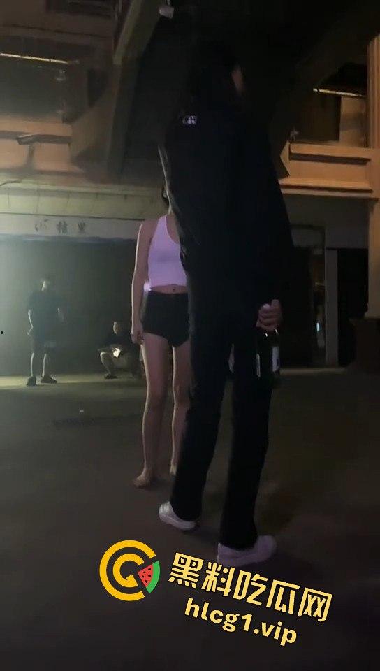 精神小妹吵架上演真狠人!一瓶爆头不解气,举起锤子还要补刀!-6