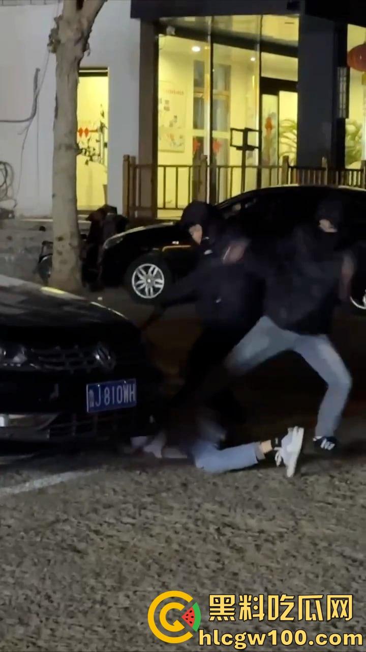 山东泰安,小伙下手没轻重,把人当作畜生打!棒球棍梆梆一顿凿,估计凶多吉少了-3