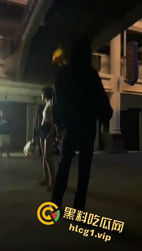 精神小妹吵架上演真狠人!一瓶爆头不解气,举起锤子还要补刀!-7