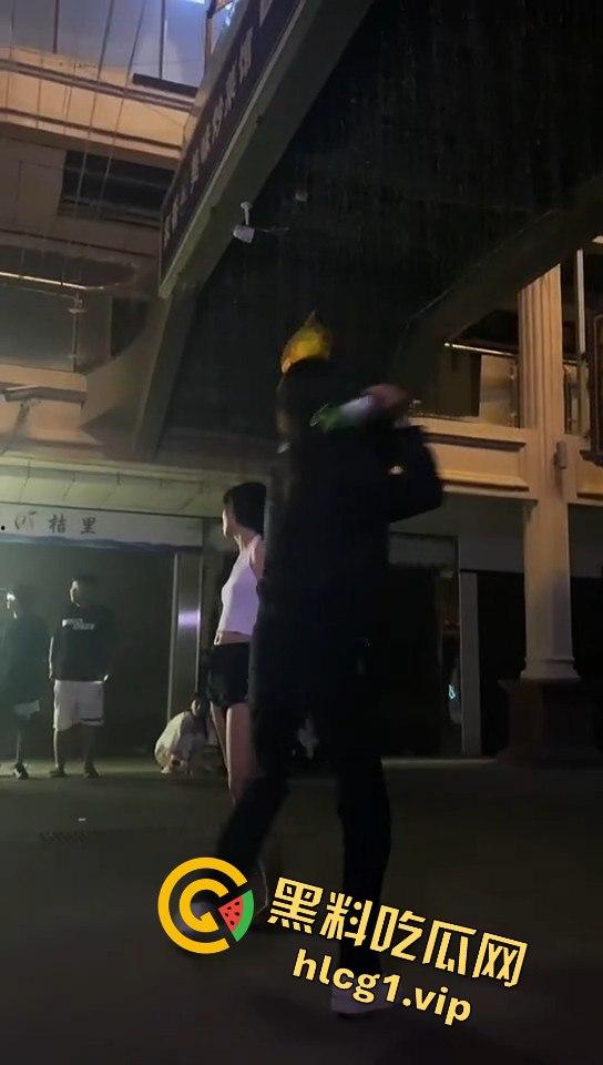 精神小妹吵架上演真狠人!一瓶爆头不解气,举起锤子还要补刀!-9