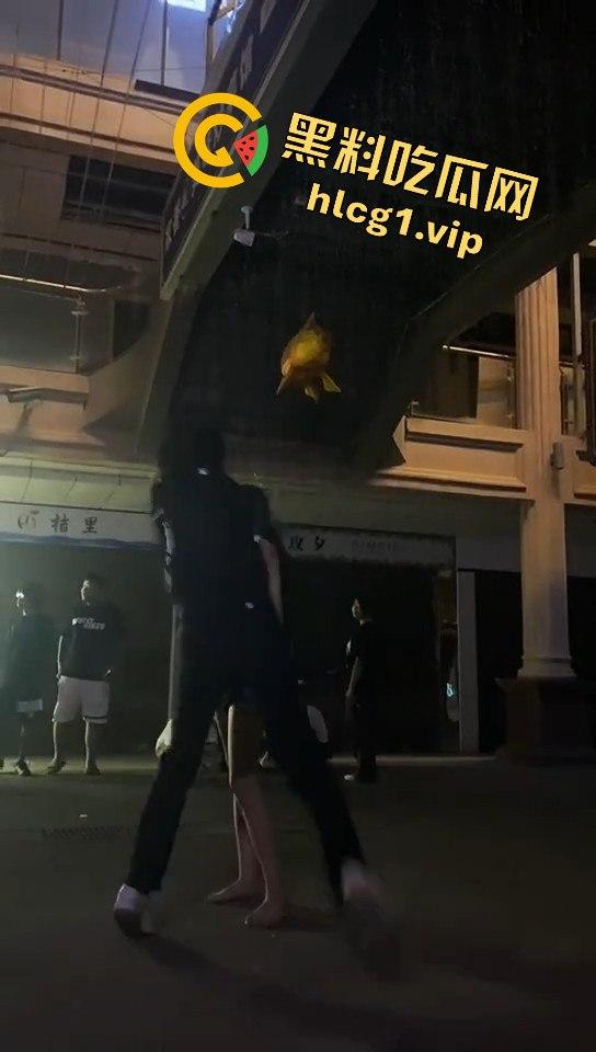 精神小妹吵架上演真狠人!一瓶爆头不解气,举起锤子还要补刀!-10