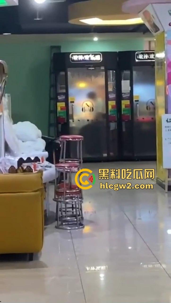 郑州万达K歌房变啪啪房!小情侣激情开战,小男友2分钟交卷,快枪手无疑!-1