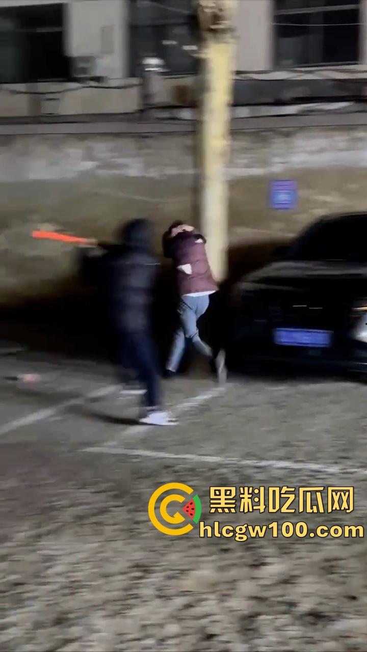 山东泰安,小伙下手没轻重,把人当作畜生打!棒球棍梆梆一顿凿,估计凶多吉少了-8