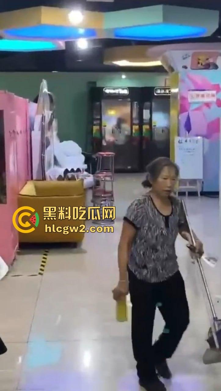 郑州万达K歌房变啪啪房!小情侣激情开战,小男友2分钟交卷,快枪手无疑!-7