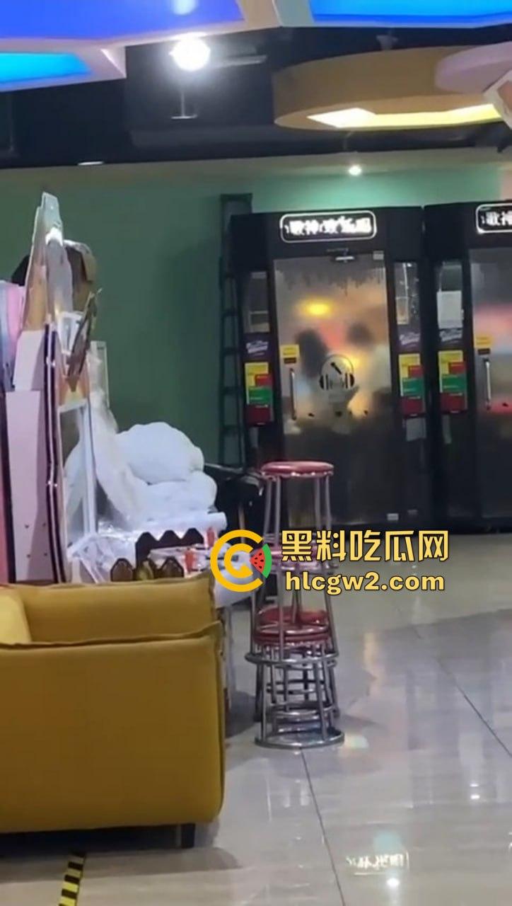 郑州万达K歌房变啪啪房!小情侣激情开战,小男友2分钟交卷,快枪手无疑!-10