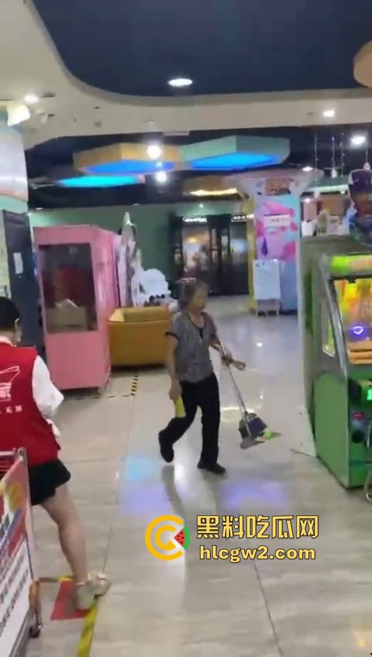 郑州万达K歌房变啪啪房!小情侣激情开战,小男友2分钟交卷,快枪手无疑!-11