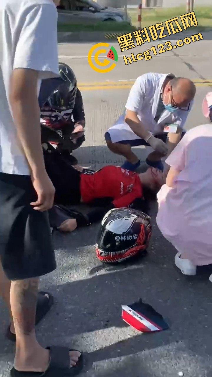 杜卡迪美女骑手林欣幼飙车遭撞飞!口吐鲜血倒地不起,机车女骑再度躺下!-9