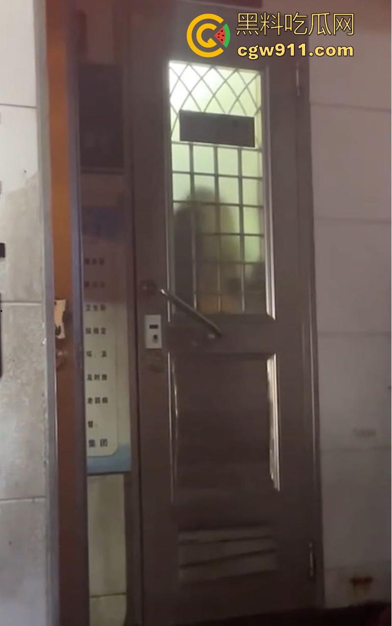 广州深夜公共厕所男女激战正酣,被警察敲门围堵,厕所抬出位非洲女人,过程中竟还有醉鬼寻衅挑事,果然是大城市!-7