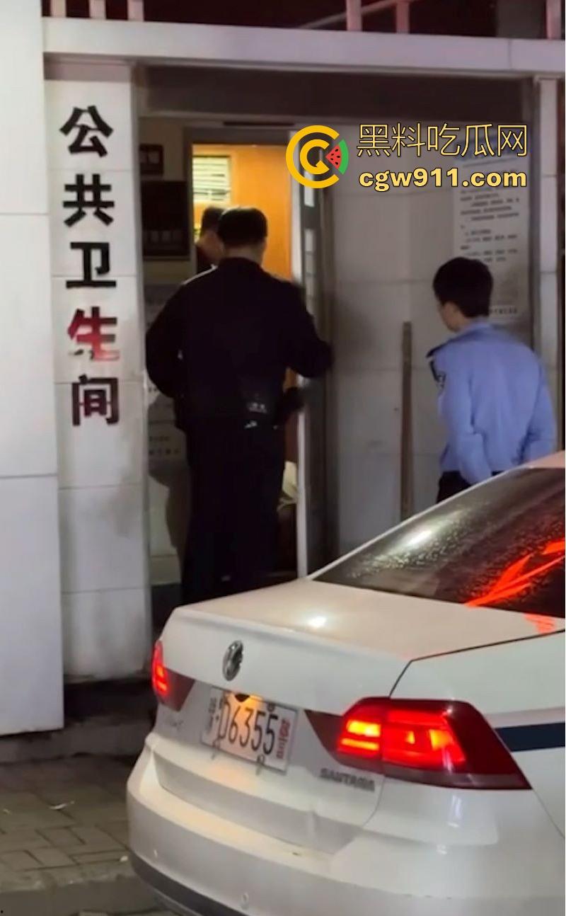 广州深夜公共厕所男女激战正酣,被警察敲门围堵,厕所抬出位非洲女人,过程中竟还有醉鬼寻衅挑事,果然是大城市!-8