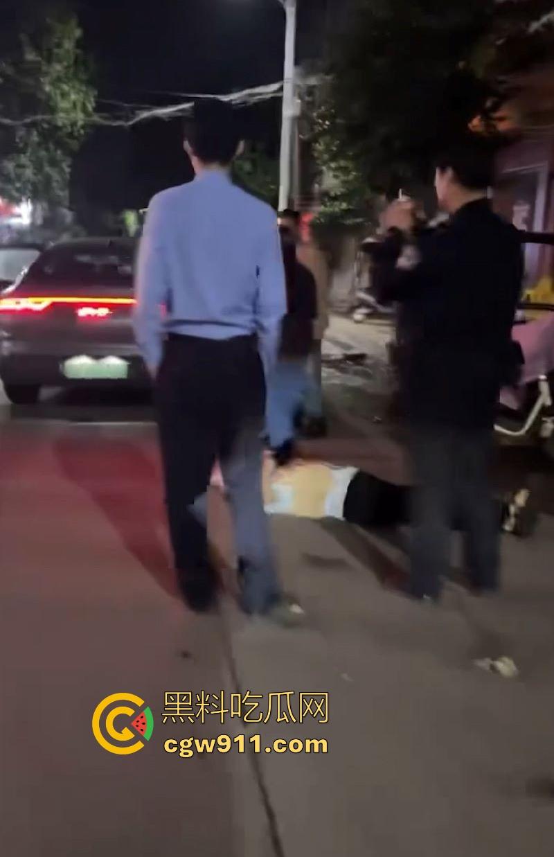 广州深夜公共厕所男女激战正酣,被警察敲门围堵,厕所抬出位非洲女人,过程中竟还有醉鬼寻衅挑事,果然是大城市!-9