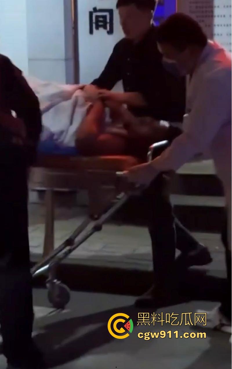 广州深夜公共厕所男女激战正酣,被警察敲门围堵,厕所抬出位非洲女人,过程中竟还有醉鬼寻衅挑事,果然是大城市!-11