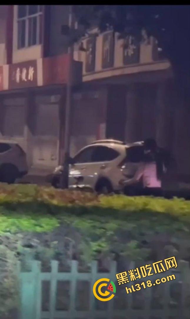 制服少女深夜骑行骚操作,街头大胆露出肉棒插共享单车坐垫自慰,假鸡巴插在体内骑车动作怪异引路人侧目!-7