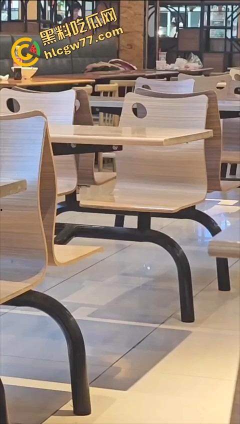东莞开放大学食堂直接开干,女主餐桌下狂舔猛吞,吃上头当场骑脸开操,全程无视路人只顾自己摇摆!-5