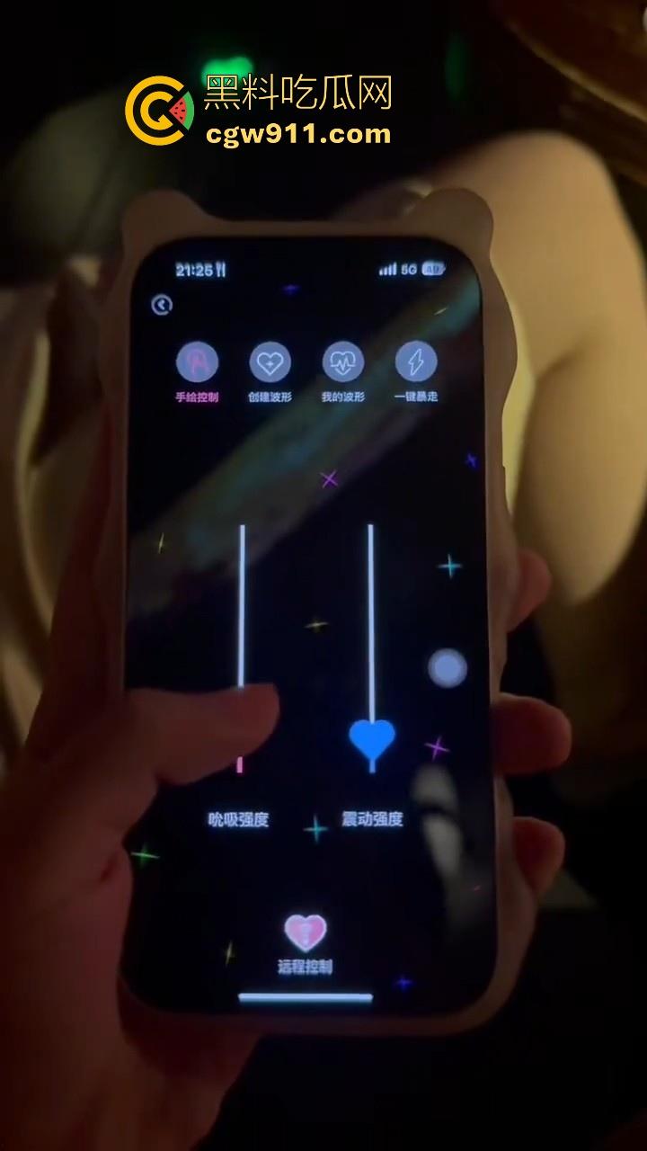 骚逼女友自带遥控跳蛋去酒吧，刚坐下就把档位开到最大，淫水狂流，一到酒店猛猛的骑乘榨精，看来真是忍了很久！-4