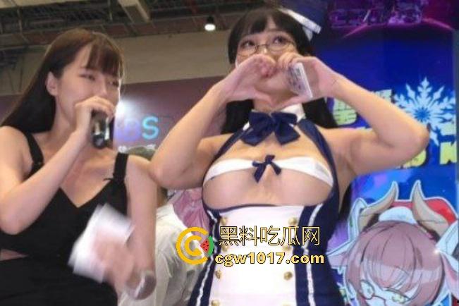 台北成人手游线下活动,建模女神跪地舌舔观众手指,弯腰递周边,曲线炸裂到观众尖叫,荷尔蒙拉满呀!-1