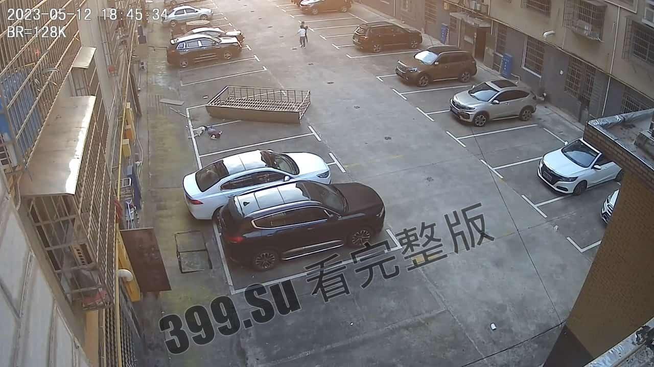 5月12日 两个幼童连带防盗窗 #坠楼 家长赶到现场当场痛哭-1