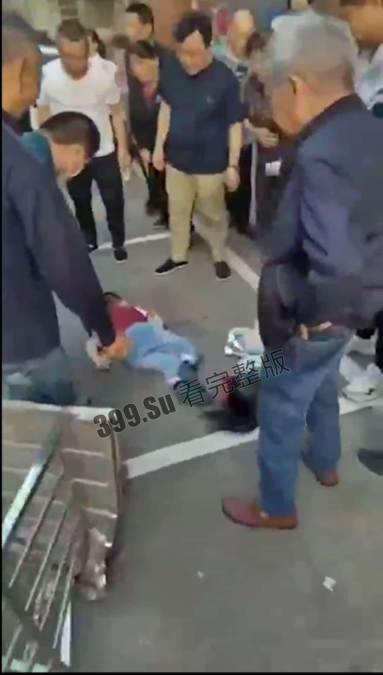 5月12日 两个幼童连带防盗窗 #坠楼 家长赶到现场当场痛哭-3