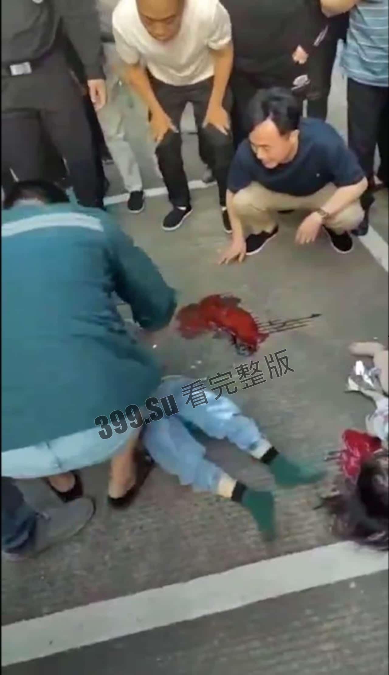 5月12日 两个幼童连带防盗窗 #坠楼 家长赶到现场当场痛哭-4