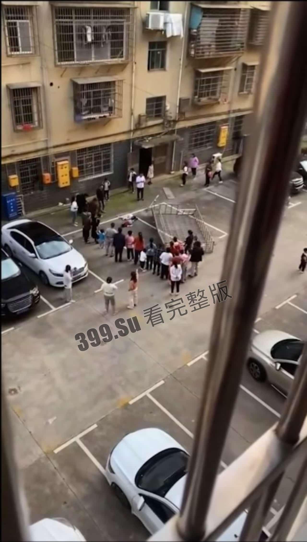 5月12日 两个幼童连带防盗窗 #坠楼 家长赶到现场当场痛哭-6