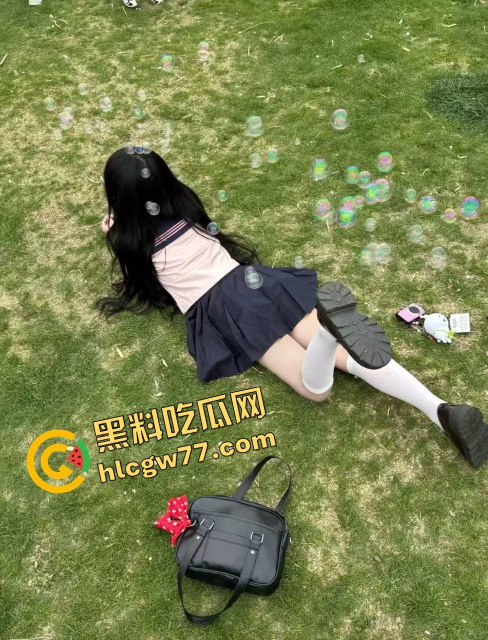 KTV好女孩装醉不拒摸,口口声声说没喝多,下一秒瘫沙发上被白摸逼,这不是醉是装给你摸的!-2