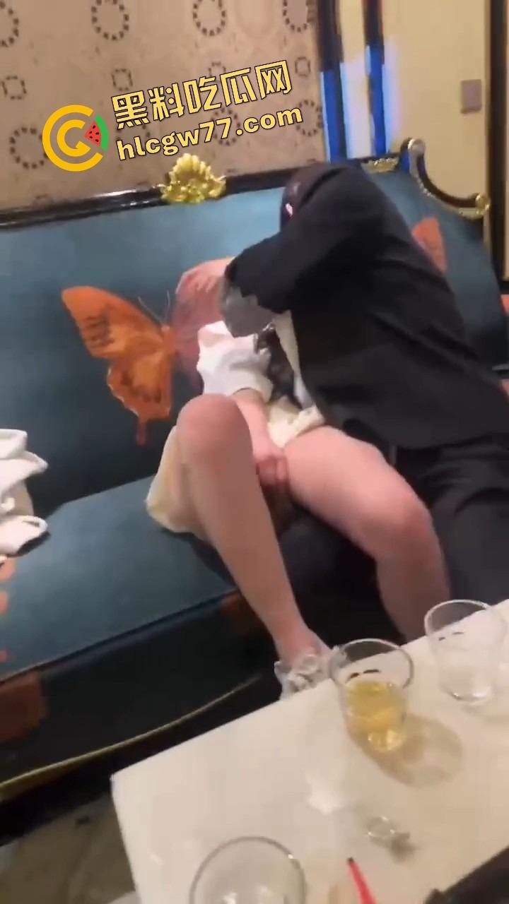 KTV好女孩装醉不拒摸,口口声声说没喝多,下一秒瘫沙发上被白摸逼,这不是醉是装给你摸的!-9