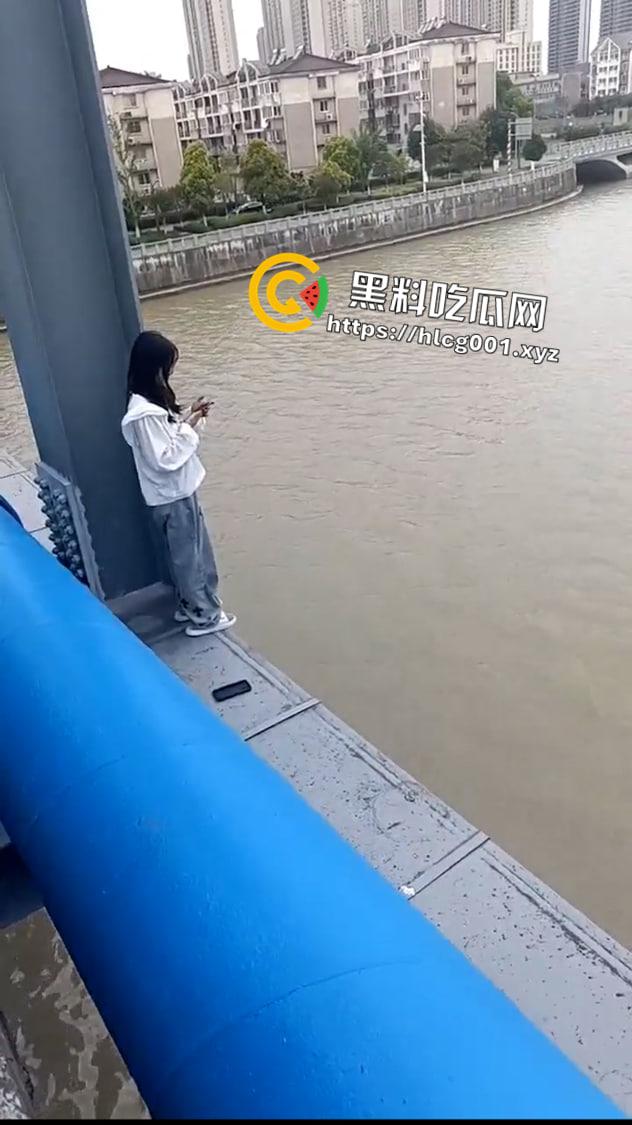 江苏妙龄女孩跳河事件!跳之前还在看手机等渣男消息 最后绝望跃下 现场视频流出-3