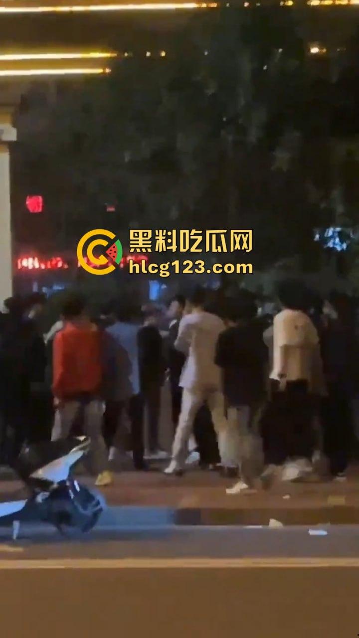 山东菏泽精神小伙群架约战！9月15日单县五中热闹了，郭有才的老家果然还是能打！-11