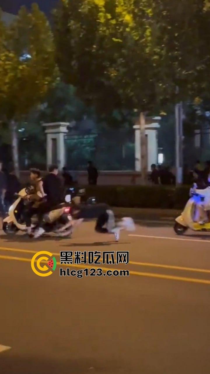 山东菏泽精神小伙群架约战！9月15日单县五中热闹了，郭有才的老家果然还是能打！-13