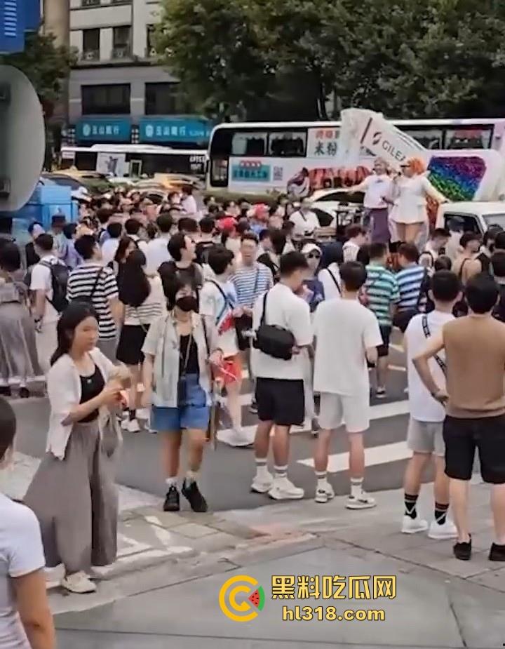 台湾大型同志游行,超过18万人参加,多位gay佬盛装出席,高举牌坊“我就是爱肛交,别叫我停下来”!-6