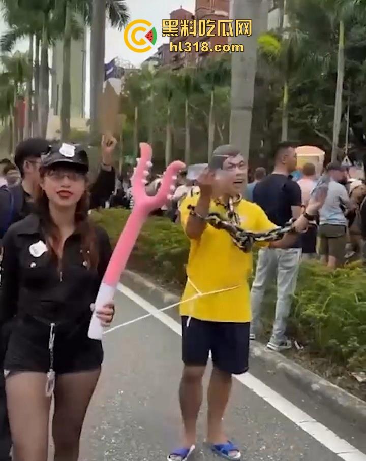 台湾大型同志游行,超过18万人参加,多位gay佬盛装出席,高举牌坊“我就是爱肛交,别叫我停下来”!-8