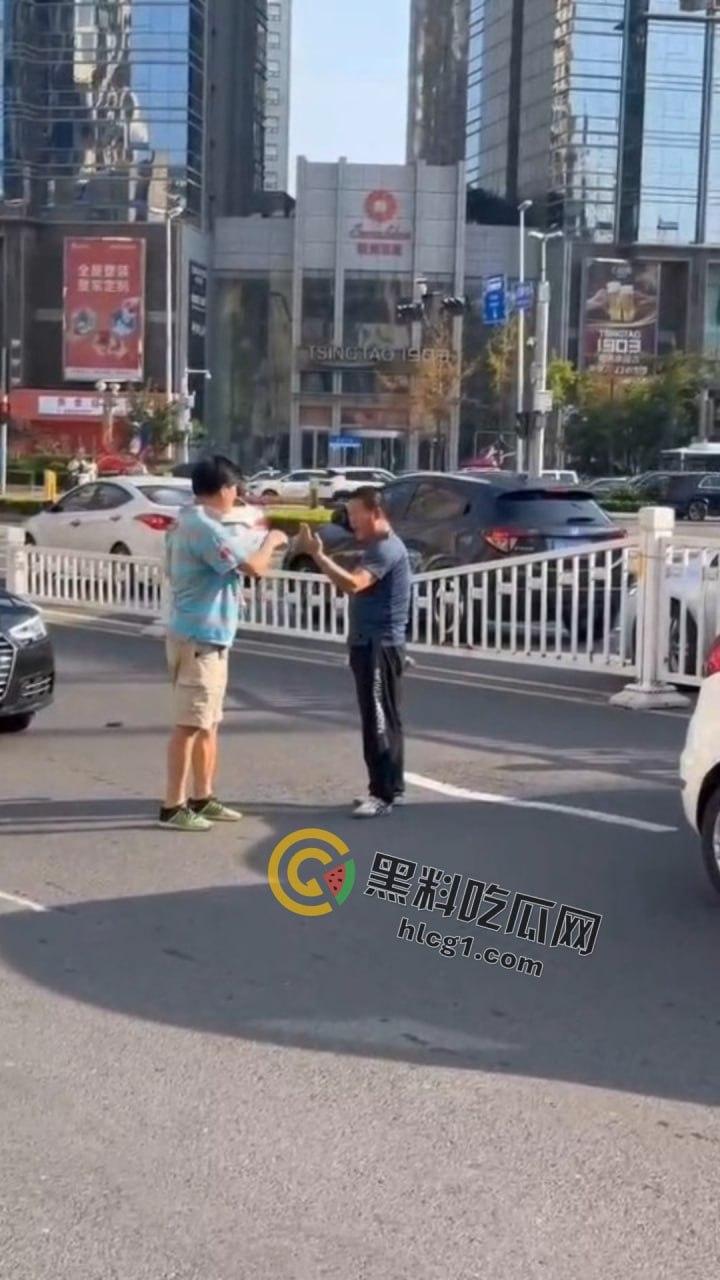 山东青岛马路中央惊现“真人快打”!50岁大爷一拳KO40岁小伙成拳皇-7