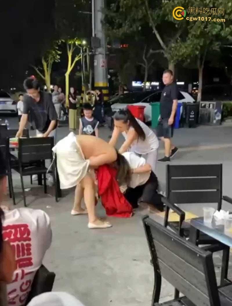 原配小三当街互殴名场面，激烈扭打互相撕扯，衣服扒光露出雪白肉体，彪悍战斗力引得路人围观 ！-1