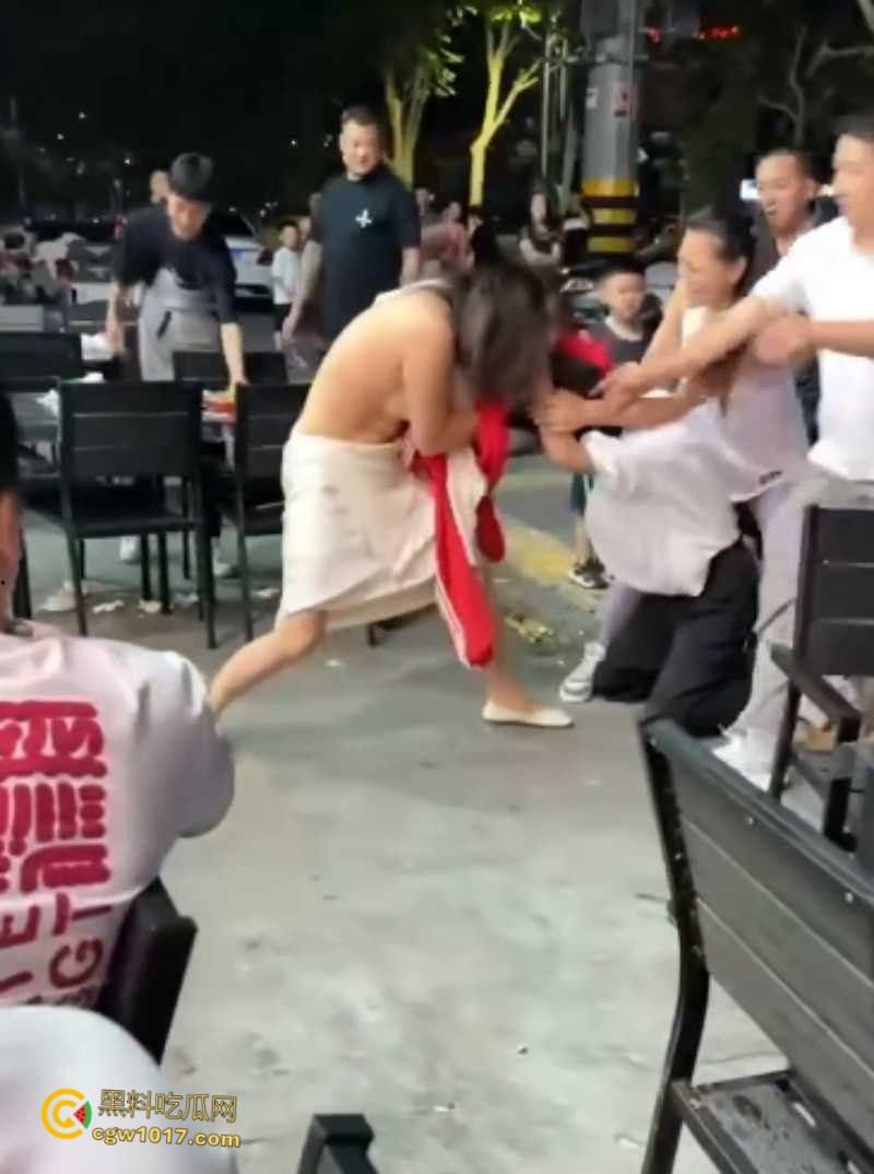 原配小三当街互殴名场面，激烈扭打互相撕扯，衣服扒光露出雪白肉体，彪悍战斗力引得路人围观 ！-2