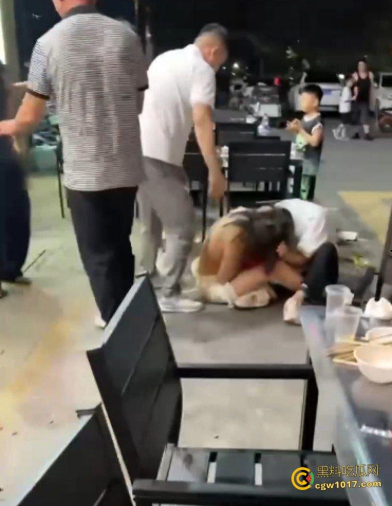 原配小三当街互殴名场面，激烈扭打互相撕扯，衣服扒光露出雪白肉体，彪悍战斗力引得路人围观 ！-4