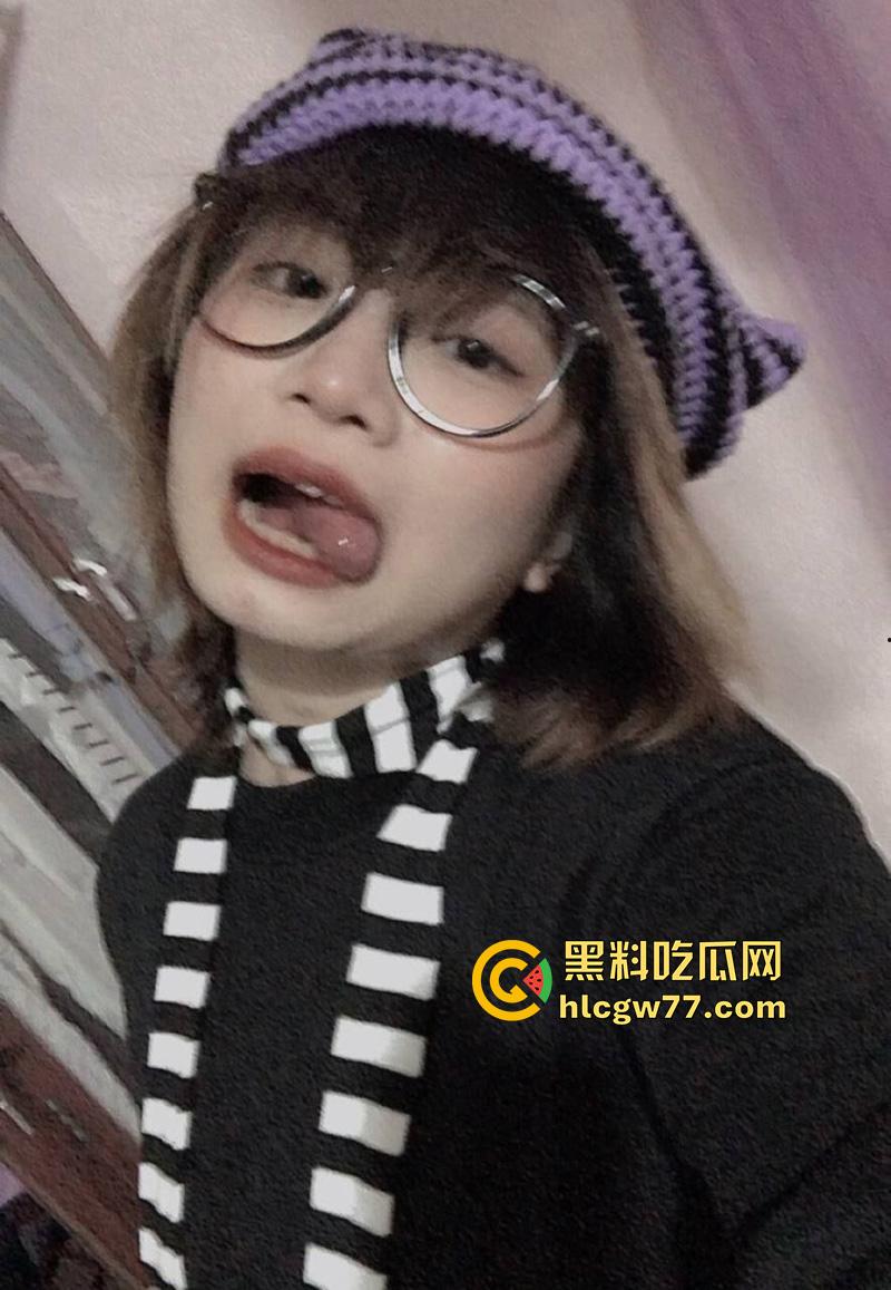 越南童颜巨乳网红,极品身材眼镜母狗,镜头前揉奶自慰,粉嫩巨乳让人口水直流!-1