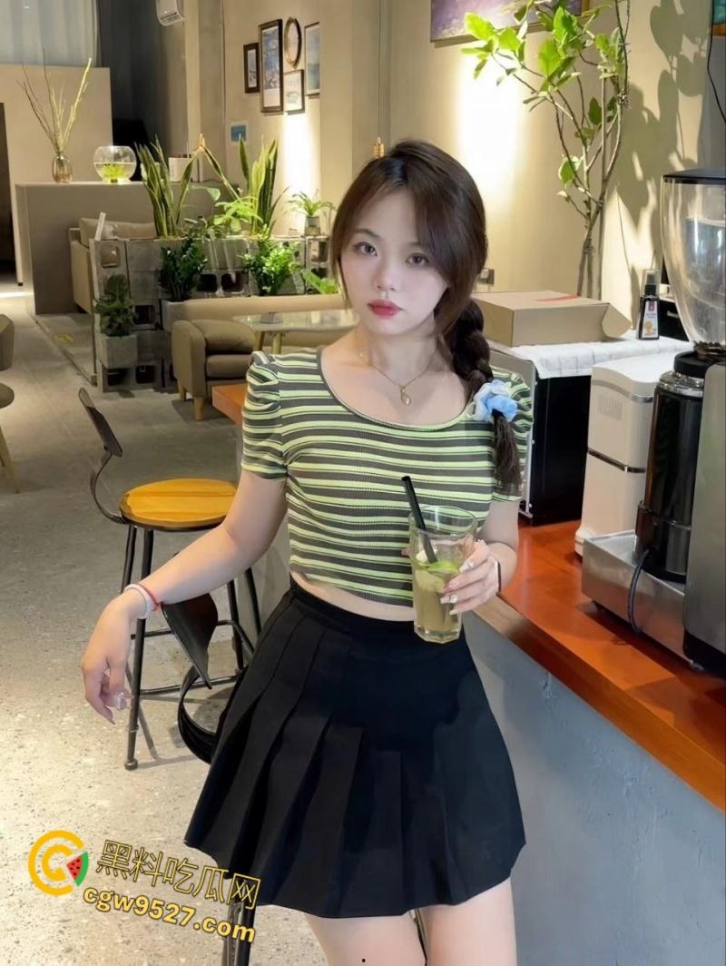 湖北大学渣女【程芷炜】,考上编制后踹了男友,惨遭男友曝光,害羞挡脸但身体很诚实,白虎嫩穴被各种玩弄 !-1