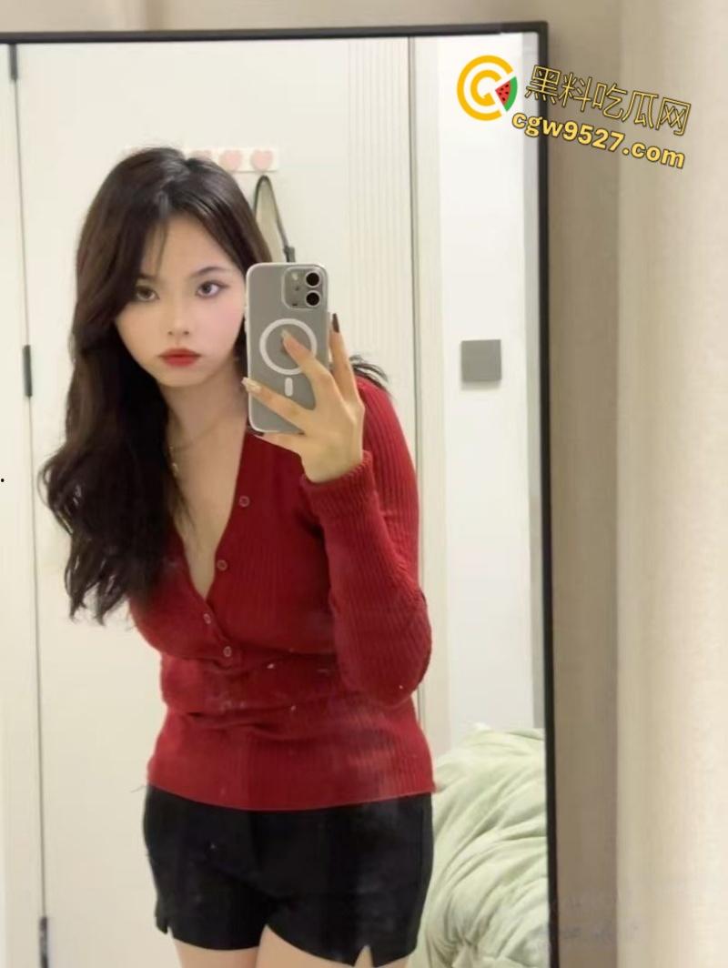 湖北大学渣女【程芷炜】,考上编制后踹了男友,惨遭男友曝光,害羞挡脸但身体很诚实,白虎嫩穴被各种玩弄 !-2