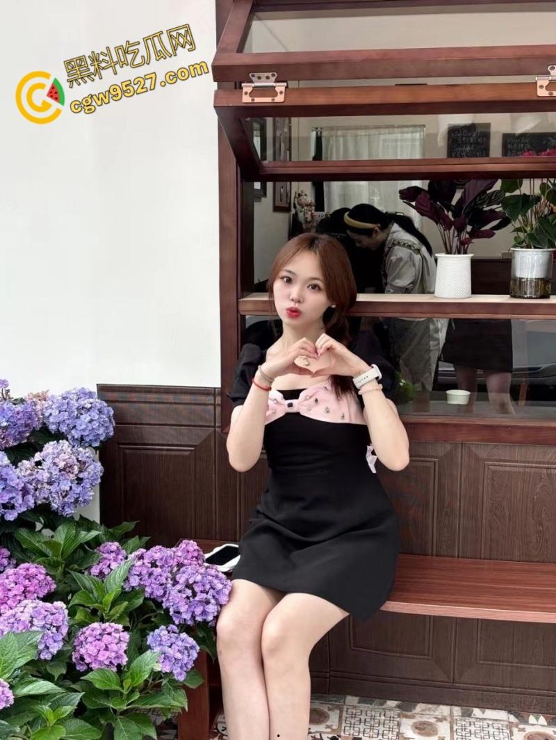 湖北大学渣女【程芷炜】,考上编制后踹了男友,惨遭男友曝光,害羞挡脸但身体很诚实,白虎嫩穴被各种玩弄 !-4