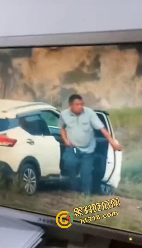 是谁家老婆穿着婚戒出来野战?裤衩还没脱就把逼贴车窗上了,屁股震得车报警器响个不停被监控拍下!-1