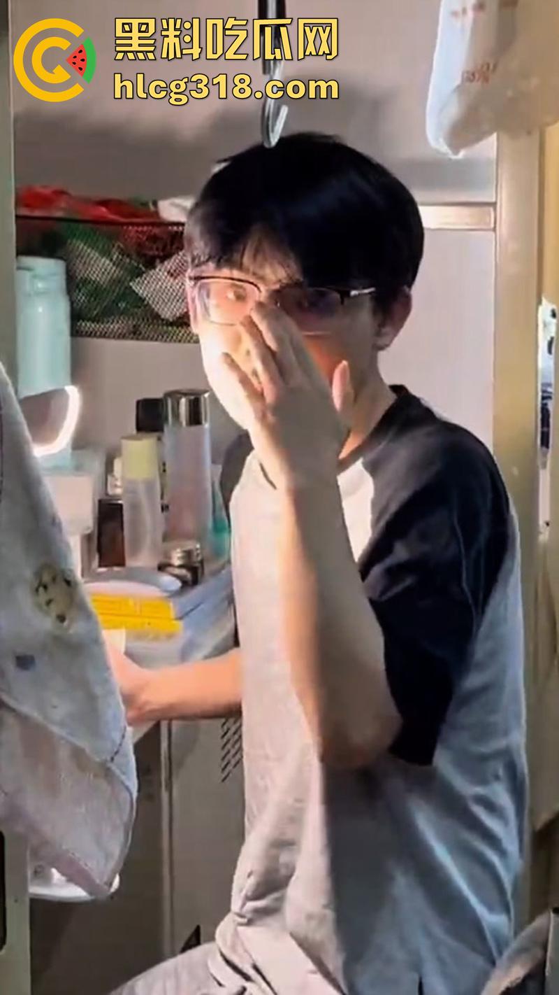 同宿舍的兄弟竟想操你屁眼，大连外国语眼镜变态男，偷同学球衣打飞机，被发现后将其曝光！-9