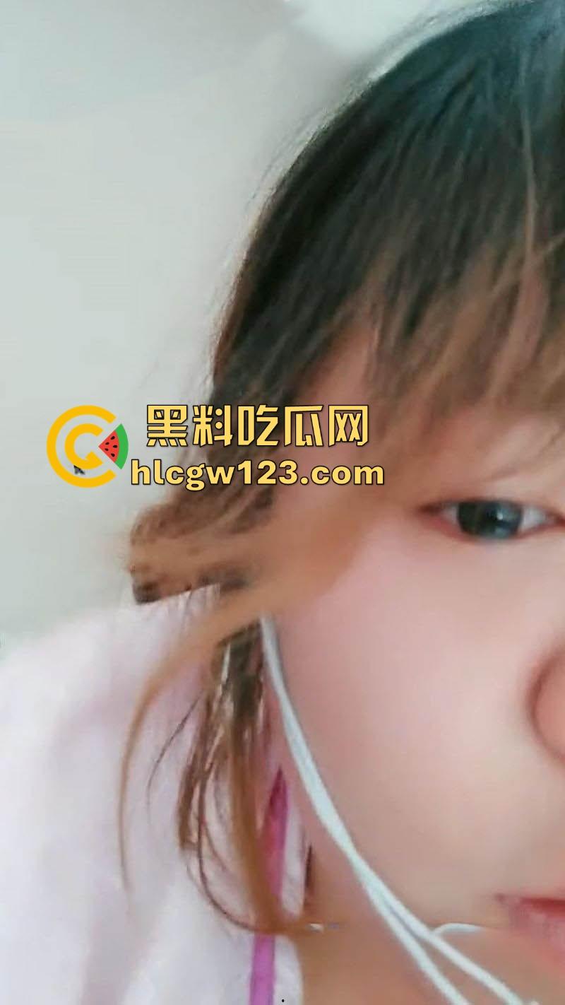 小妹妹偷拍妈妈与后爹及朋友的3P淫乱大戏 各种姿势爆草抽插 小妹妹看的自己逼痒难耐玩起跳蛋自慰!-1