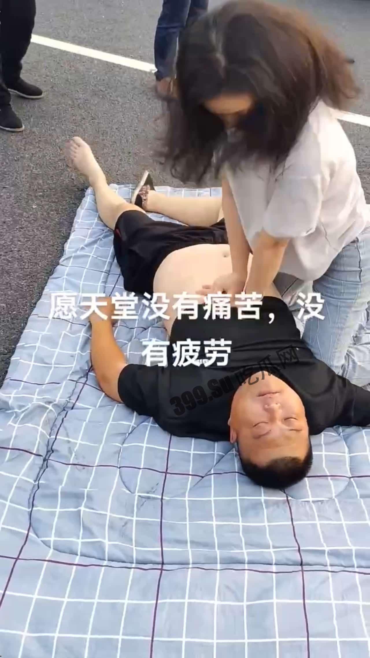 5日佛山冲鹤,大车发生侧翻,众人救司机出来,好心美女给司机做急救,最终没救过来 #车祸-4