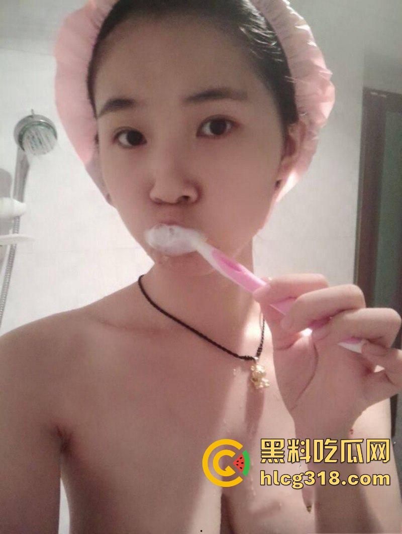 在校清纯巨乳妹妹情窦初开，发裸拍勾引已婚堂哥做爱，手指扣弄娇嫩小穴挑逗，身材火辣奶软水多-3